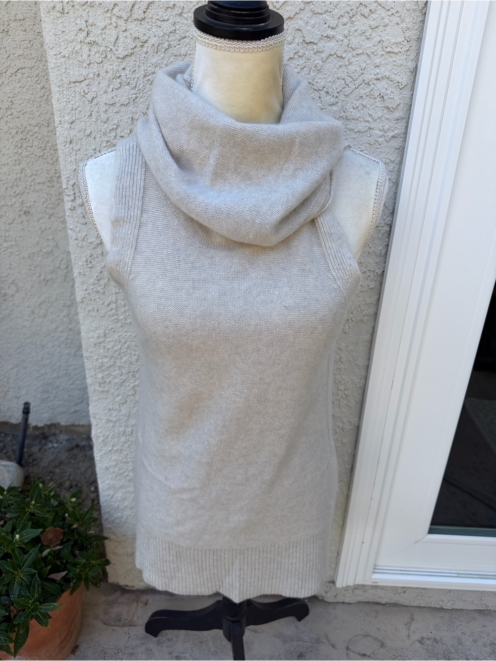 Saks Fifth Avenue Women's Beige Cashmere Sleeveless Turtlneck Sweater Size M